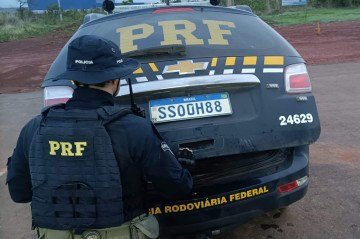 Feminicida foi preso enquanto tentava fugir, na BR-020 - (crédito: Divulgação/PRF) Feminicida foi preso enquanto tentava fugir, na BR-020 - (crédito: Divulgação/PRF)