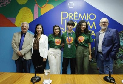 Destaques da edição 2025 do Prêmio Jovem Cientista, Elizângela, Raul, e Manuelle reunidos na coletiva realizada em Brasília ao lado de Olival Freire Jr., Monique Gonçalves e João Alegria -  (crédito: Divulgação/ Jéssica Ribeiro)