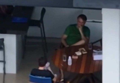 Nikolas Ferreira (PL-MG) durante visita ao ex-presidente Jair Bolsonaro, flagrado usando celular, ação proibida por decisão do STF
 -  (crédito: Reprodução/TV Globo)