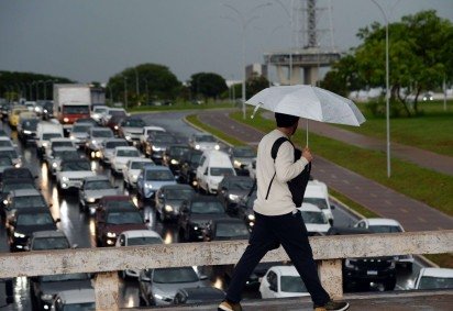  26/11/2025. Crédito: Minervino Júnior/CB/D.A Press. Brasil.  Brasilia - DF. Trânsito no Eixo Monumental e chuva em Brasília. -  (crédito: Minervino Júnior/CB/D.A.Press) - 26/11/2025. Crédito: Minervino Júnior/CB/D.A Press. Brasil.  Brasilia - DF. Trânsito no Eixo Monumental e chuva em Brasília. -  (crédito: Minervino Júnior/CB/D.A.Press)