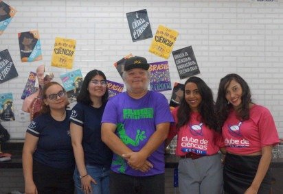 O Professor Geldo Ferreira , alunas Ana Figuerêdo e Maria Eduarda e representantes ex-alunas Micaelly Mesquita e Pollyana Feitosa. -  (crédito: Foto: Gabriela Braz)