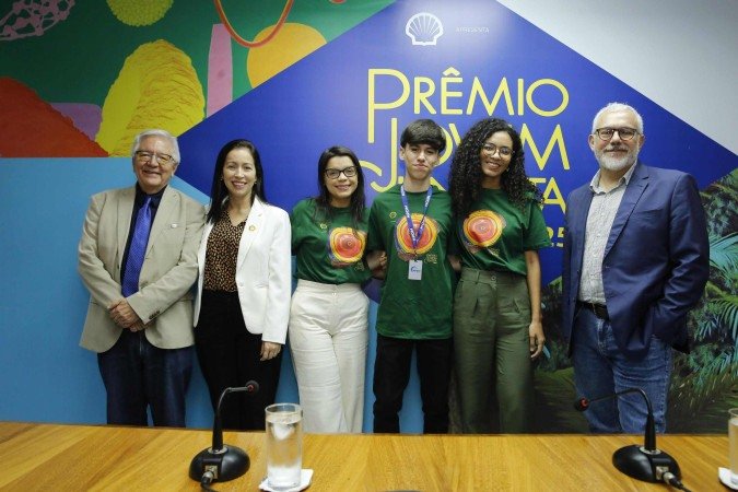 Destaques da edição 2025 do Prêmio Jovem Cientista, Elizângela, Raul, e Manuelle reunidos na coletiva realizada em Brasília ao lado de Olival Freire Jr., Monique Gonçalves e João Alegria -  (crédito: Divulgação/ Jéssica Ribeiro)