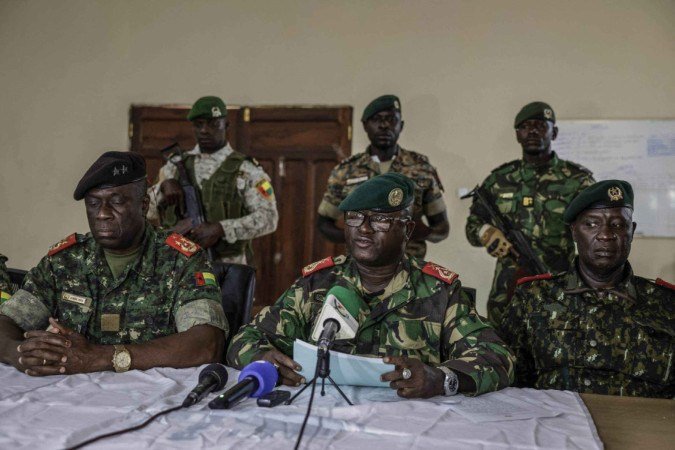 Militares disseram que suspenderam o processo eleitoral e as atividades dos veículos de comunicação
 -  (crédito: Patrick Meinhardt/AFP)