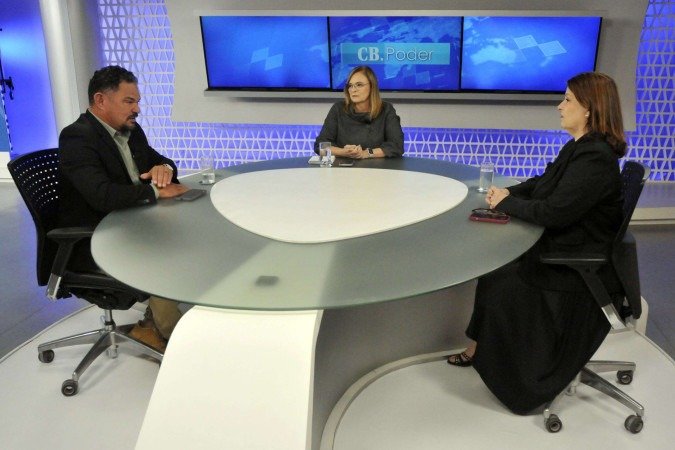 Deputado distrital Hermeto (MDB), líder do governo na Câmara Legislativa, é o entrevistado do CB.Poder. Na bancada, as jornalistas Ana Maria Campos e Denise Rothenburg -  (crédito:  Marcelo Ferreira/CB/D.A Press)