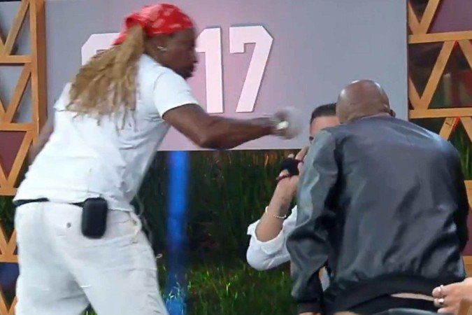 A Fazenda: Creo desfere soco contra pai de Viih Tube e é expulso ao vivo - (crédito: Reprodução/Record TV) A Fazenda: Creo desfere soco contra pai de Viih Tube e é expulso ao vivo - (crédito: Reprodução/Record TV)