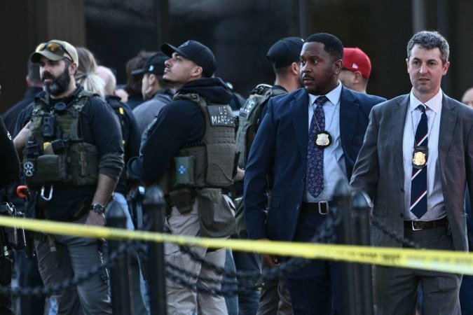 Cerca de 20 minutos após o ataque, a Polícia Metropolitana de Washington informou que um suspeito foi preso e estava gravemente ferido. - (crédito: AFP) Cerca de 20 minutos após o ataque, a Polícia Metropolitana de Washington informou que um suspeito foi preso e estava gravemente ferido. - (crédito: AFP)