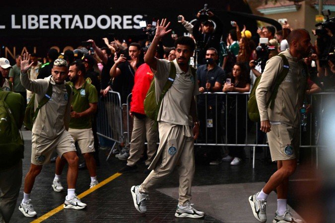 Alheio às polêmicas, o Palmeiras desembarcou em Lima, no Peru, apoiado pela torcida na concentração do time no bairro de Miraflores, no Peru -  (crédito: Ernesto Benavides/AFP)