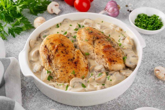 Frango com molho cremoso de cogumelos (Imagem: irina2511 | Shutterstock) - (crédito: EdiCase) Frango com molho cremoso de cogumelos (Imagem: irina2511 | Shutterstock) - (crédito: EdiCase)