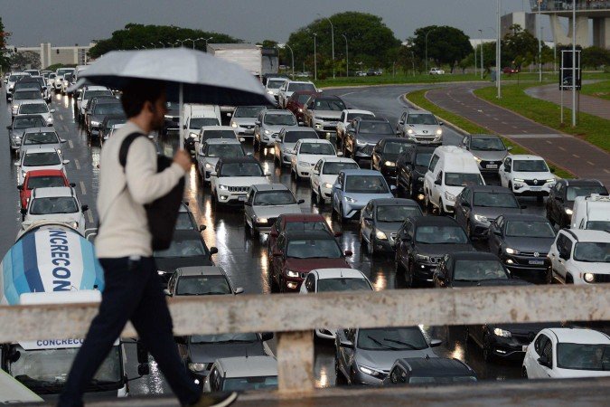 Movimento intenso de carros no Eixo Monumental; semáforos deixaram de funcionar, exigindo reparos na Asa Norte -  (crédito:  Minervino Júnior/CB)