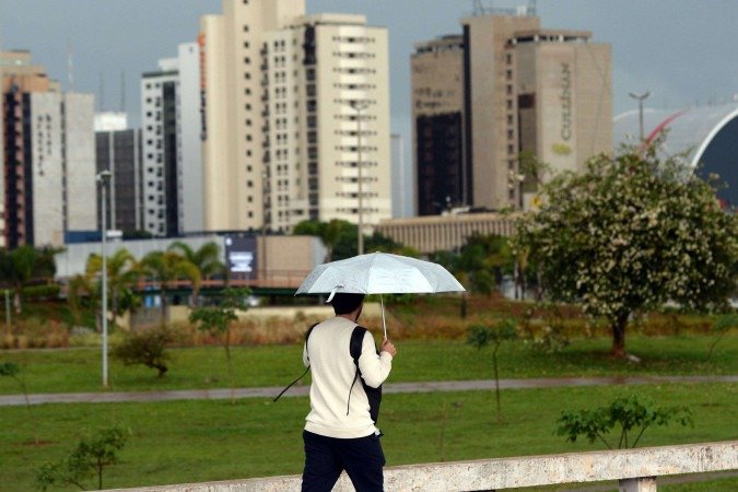  26/11/2025. Crédito: Minervino Júnior/CB/D.A Press. Brasil.  Brasilia - DF. Trânsito no Eixo Monumental e chuva em Brasília. -  (crédito: Minervino Júnior/CB/D.A.Press)