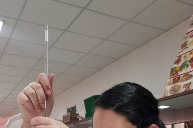 Yasmin Bendia explica que, para os seres humanos, os componentes dos protetores solares convencionais podem gerar alterações no sistema endócrino, insuficiência hepática e até falência renal.
