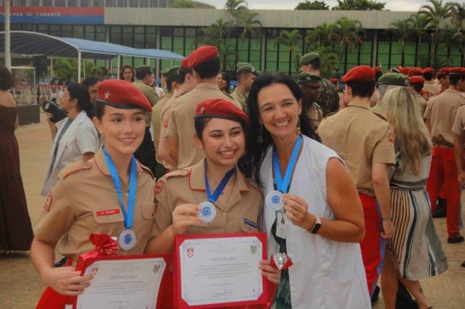 Heloísa Moura, Yasmin Bendia e a orientadora Caroline Demo, que desenvolveram um protetor solar ecológico 