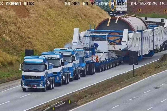 A carreta superdimensionada tem mais de 123 metros de comprimento e aproximadamente 600 toneladas - (crédito: PMRv/Reprodução) A carreta superdimensionada tem mais de 123 metros de comprimento e aproximadamente 600 toneladas - (crédito: PMRv/Reprodução)