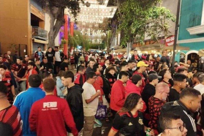 Torcedores do Flamengo se reúnem em Miraflores para acompanhar empate com Atlético-MG -  (crédito: Foto: Felipe Sbardella/Jogada 10)