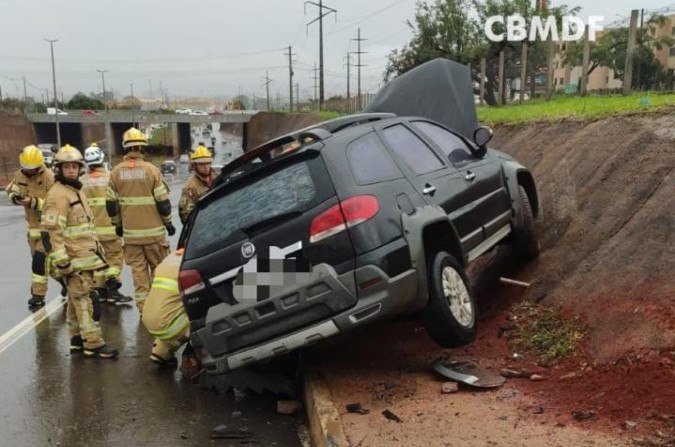 Colis&atilde;o entre tr&ecirc;s carros deixa dois feridos no Recanto das Emas  -  (crédito: CBMDF/Divulgação)