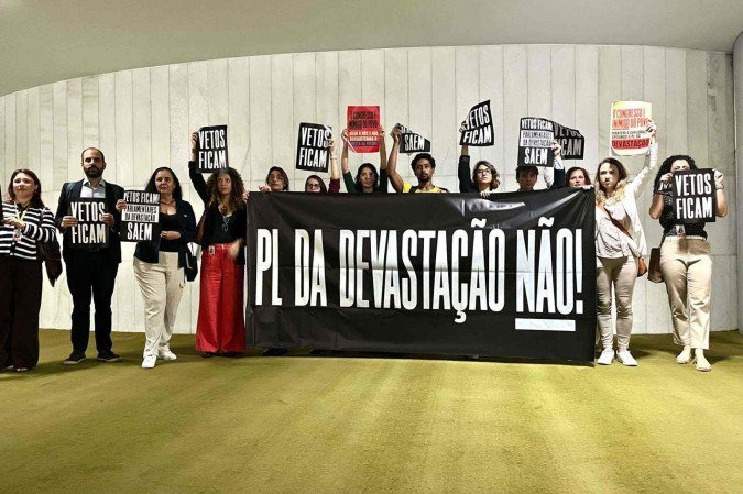 Integrantes de organizações ambientais e coletivos da sociedade civil pretendem registrar imagens dentro da Câmara com uma faixa pedindo a preservação dos vetos.  -  (crédito: Danandra Rocha )