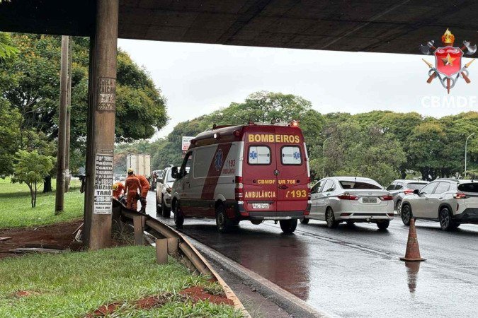 Mulher fica ferida após colidir com coluna de viaduto -  (crédito: Reprodução: CBMDF)