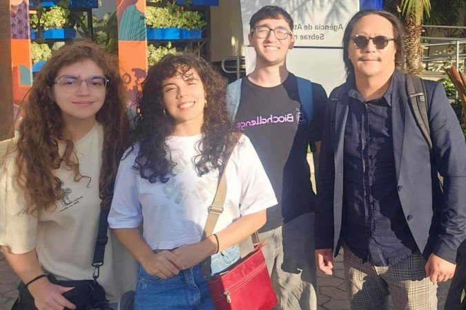 Carolina, Maria, Vitor e Edson, membros da equipe que desenvolve o Honesta