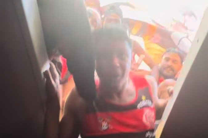 Torcedores se empolgaram no AeroFla e invadiram o ônibus que transportava os atletas a delegação ao Aeroporto Internacional Tom Jobim. - (crédito: Reprodução/ @juninhovieira__21) Torcedores se empolgaram no AeroFla e invadiram o ônibus que transportava os atletas a delegação ao Aeroporto Internacional Tom Jobim. - (crédito: Reprodução/ @juninhovieira__21)