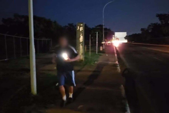 Moradores da região ligam a lanterna para passar nas ruas