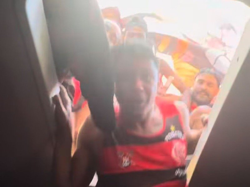 Torcedores se empolgaram no AeroFla e invadiram o ônibus que transportava os atletas a delegação ao Aeroporto Internacional Tom Jobim. -  (crédito: Reprodução/ @juninhovieira__21)