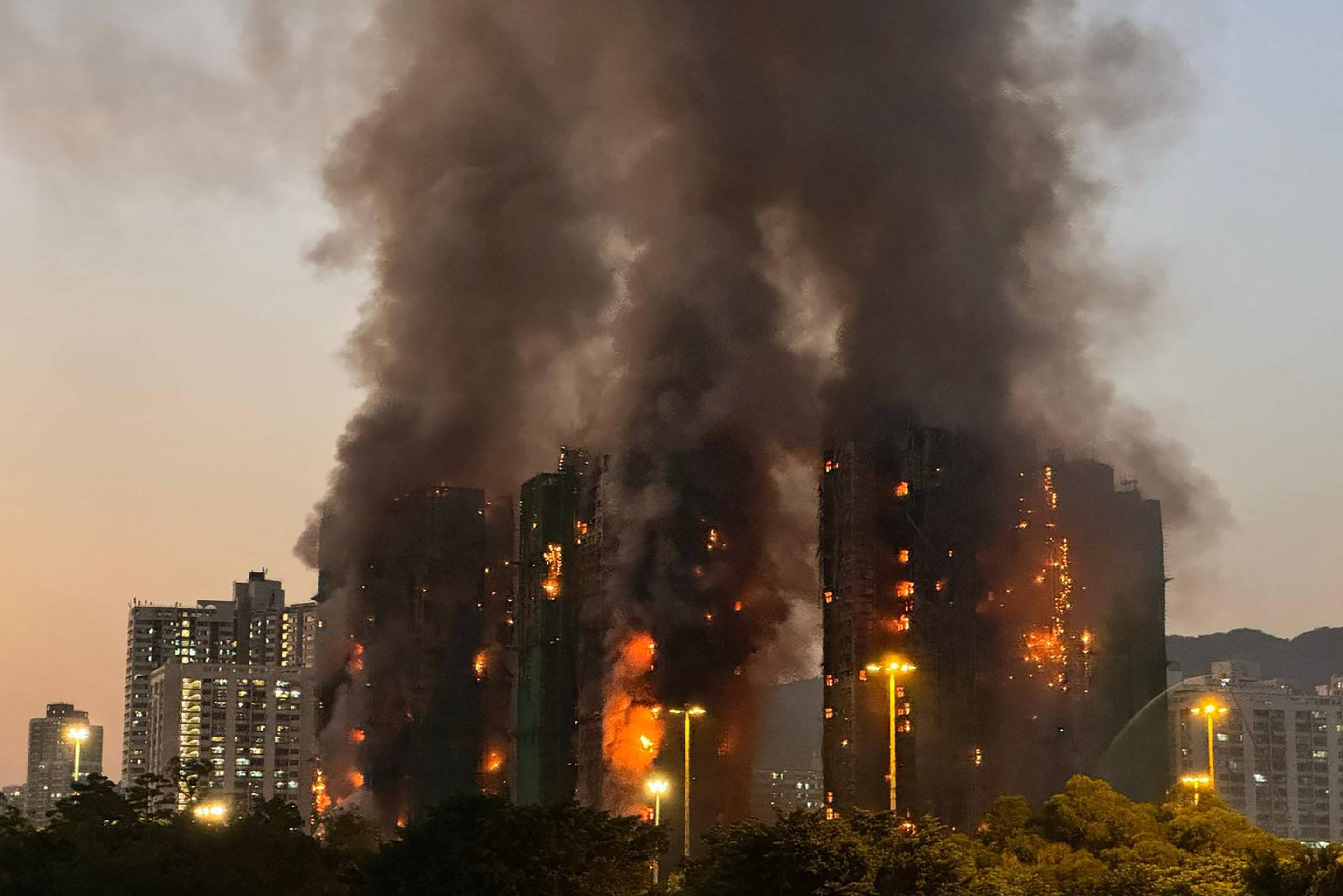 inc&ecirc;ndio se propagou rapidamente por andaimes de bambu instalados na parte externa do edif&iacute;cio