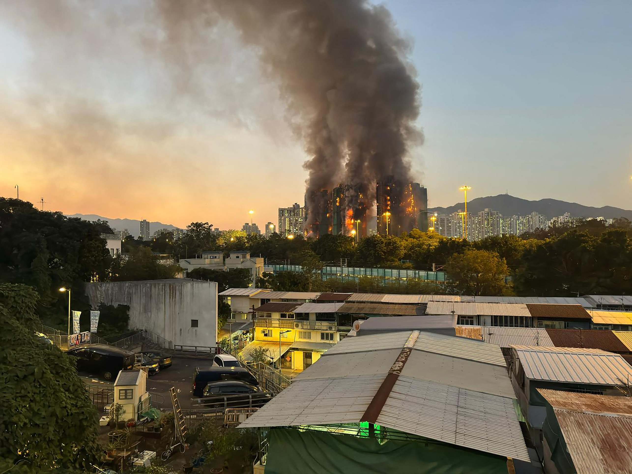 inc&ecirc;ndio se propagou rapidamente por andaimes de bambu instalados na parte externa do edif&iacute;cio