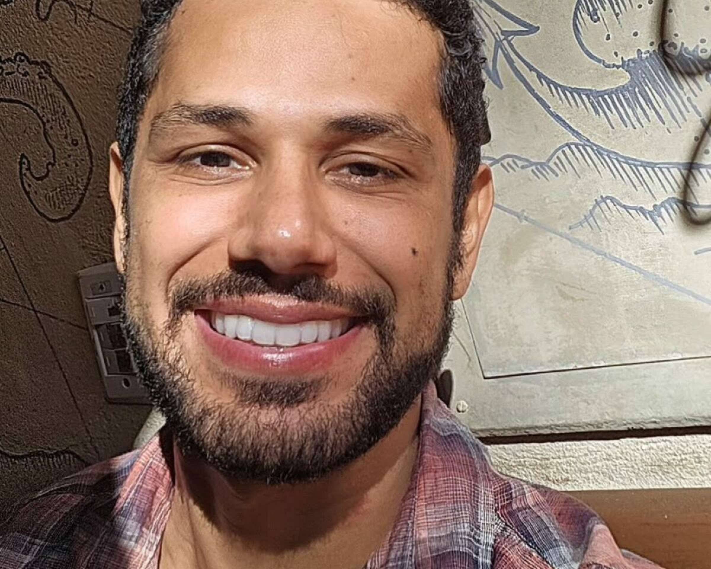 Ator global responde se curte beijo grego e chama atenção