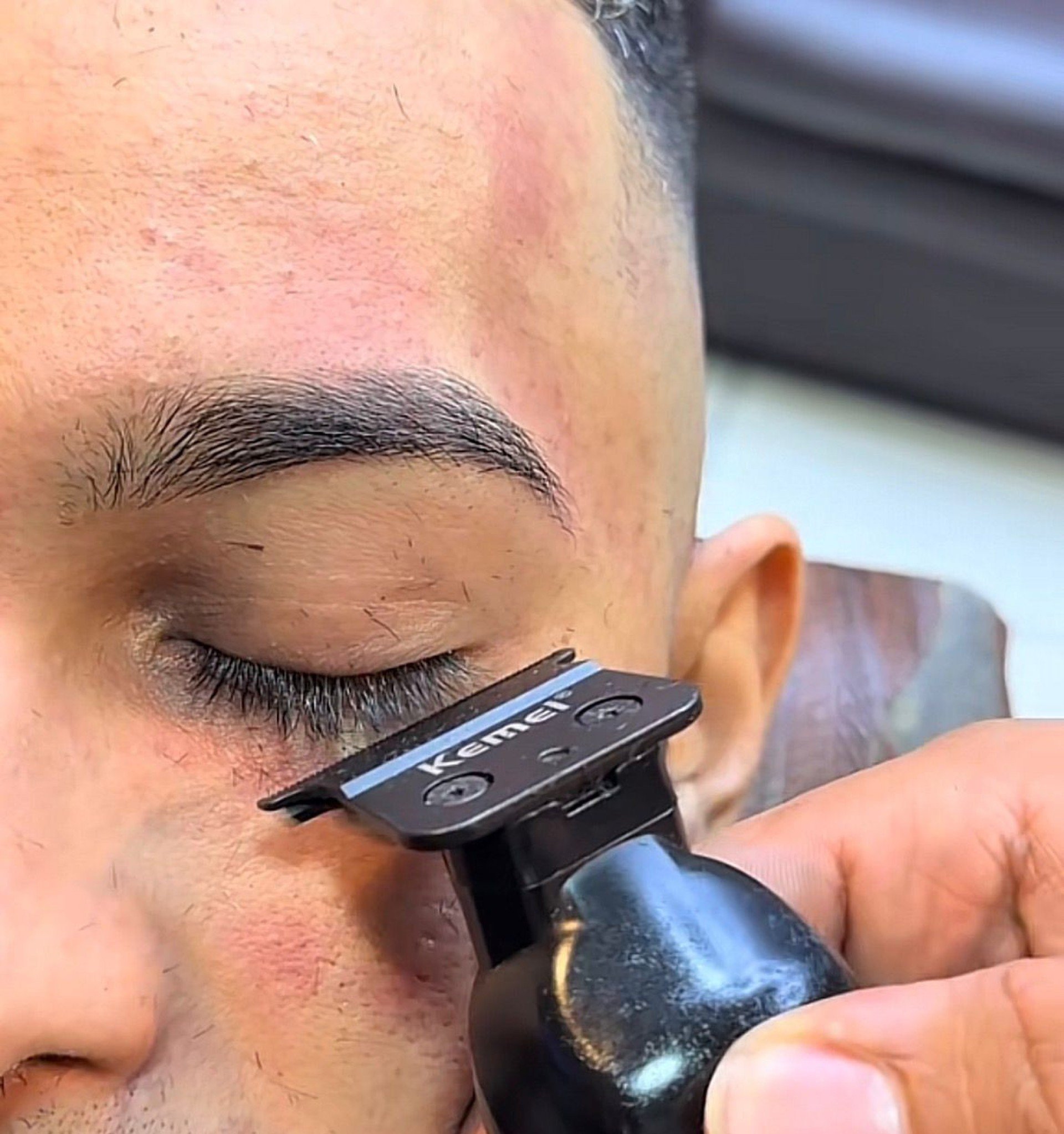 Trend conhecida como cílios na régua pode trazer riscos à saúde ocular