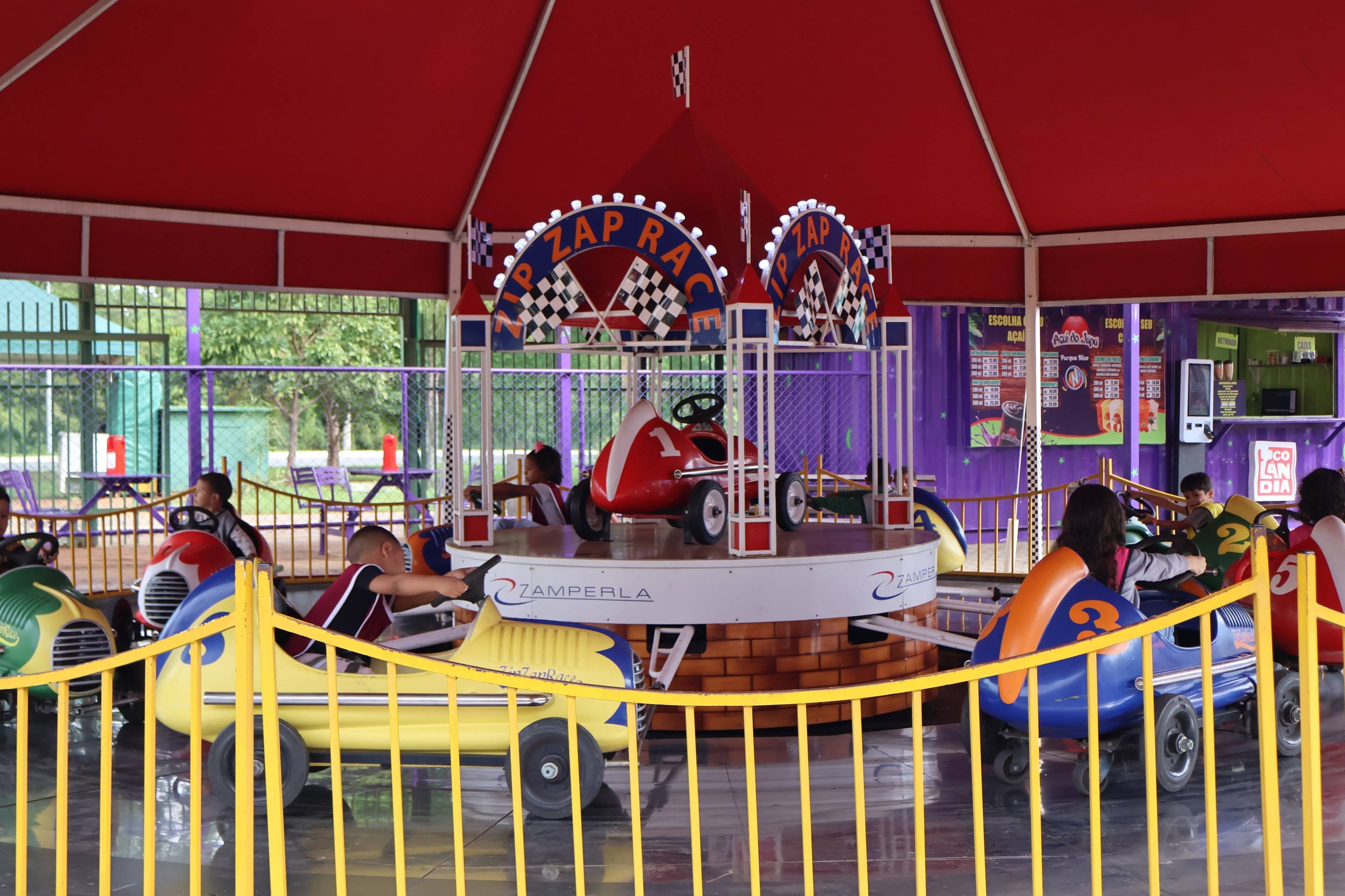 ... e curtiram o carrossel que substitui cavalos por carros      