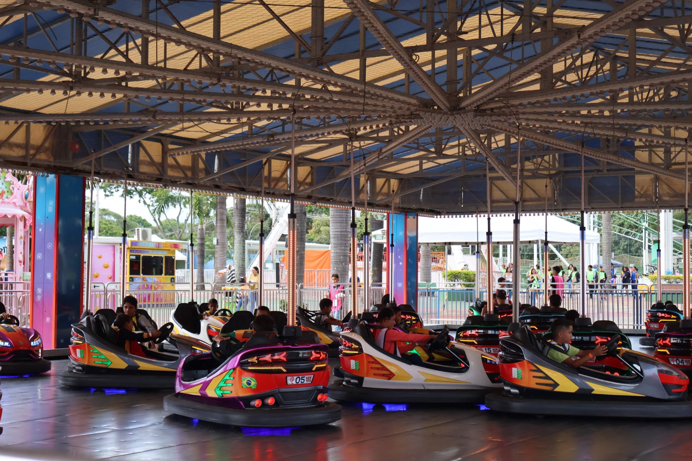 As crian&ccedil;as disputaram os carrinhos bate-bate...     