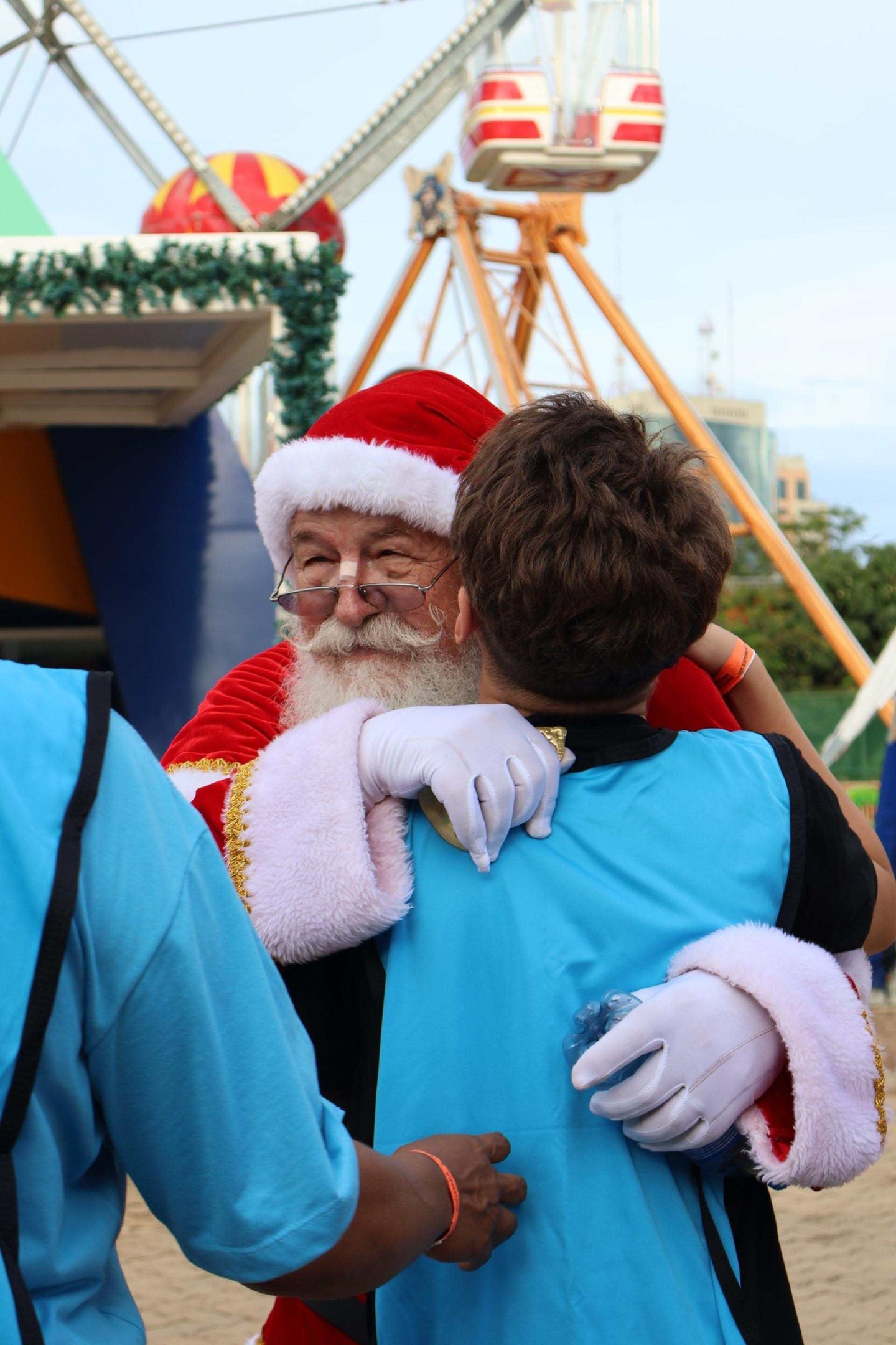 Abra&ccedil;ar o Papai Noel e fazer um pedido foi um dos momentos mais esperados      