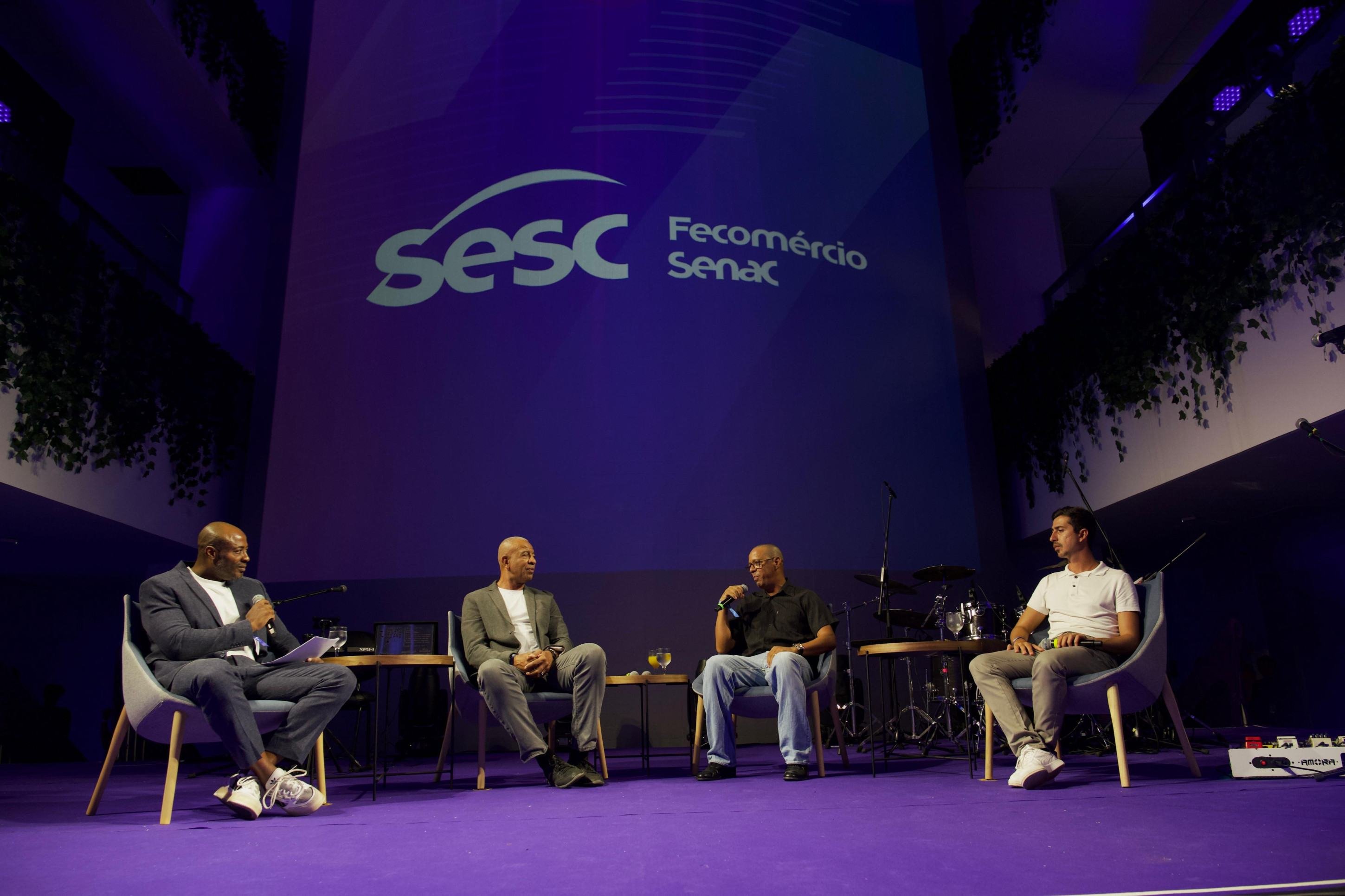 Wallace Neguer&ecirc;, Pipoka, Hudson Santos de Souza e Caio Bonfim, no palco do Pr&ecirc;mio Sesc Atleta do Ano. 