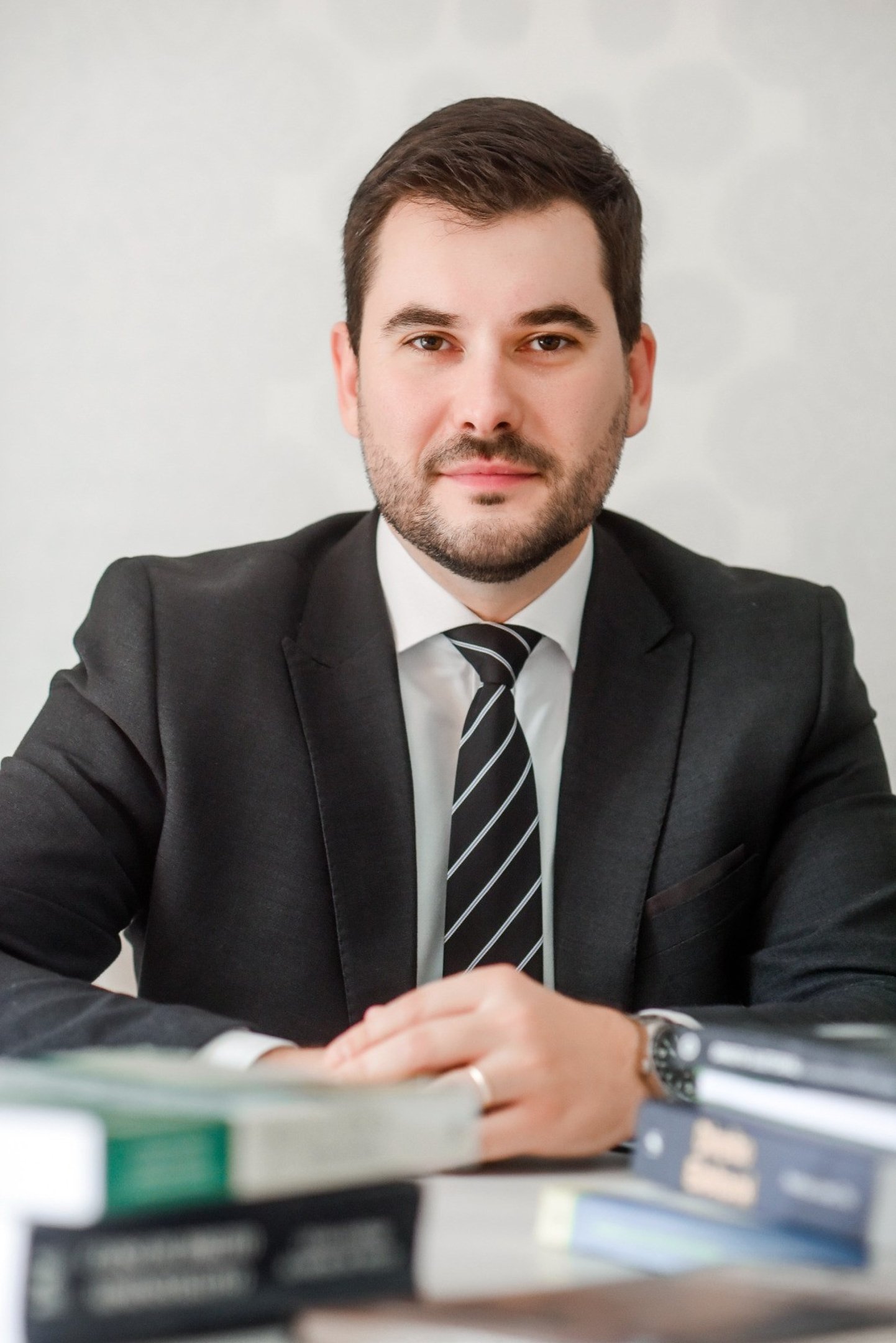   2025. Eixo Capital. Luiz Eduardo Peccinin, advogado, doutor em Direito do Estado e integrante da Academia Brasileira de Direito Eleitoral e Político (ABRADEP)