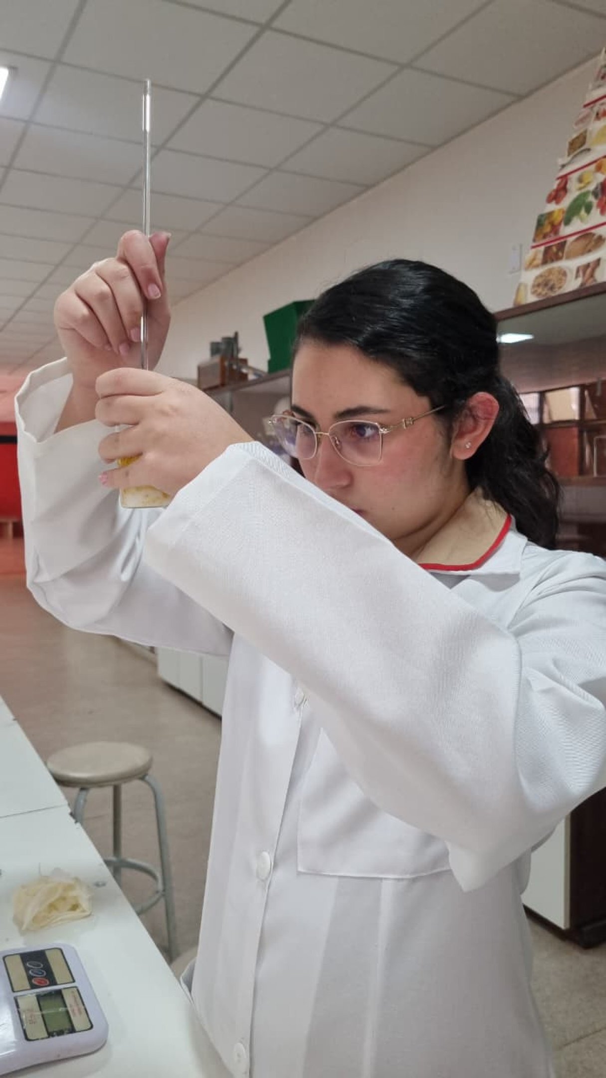 Yasmin Bendia explica que, para os seres humanos, os componentes dos protetores solares convencionais podem gerar altera&ccedil;&otilde;es no sistema end&oacute;crino, insufici&ecirc;ncia hep&aacute;tica e at&eacute; fal&ecirc;ncia renal. 