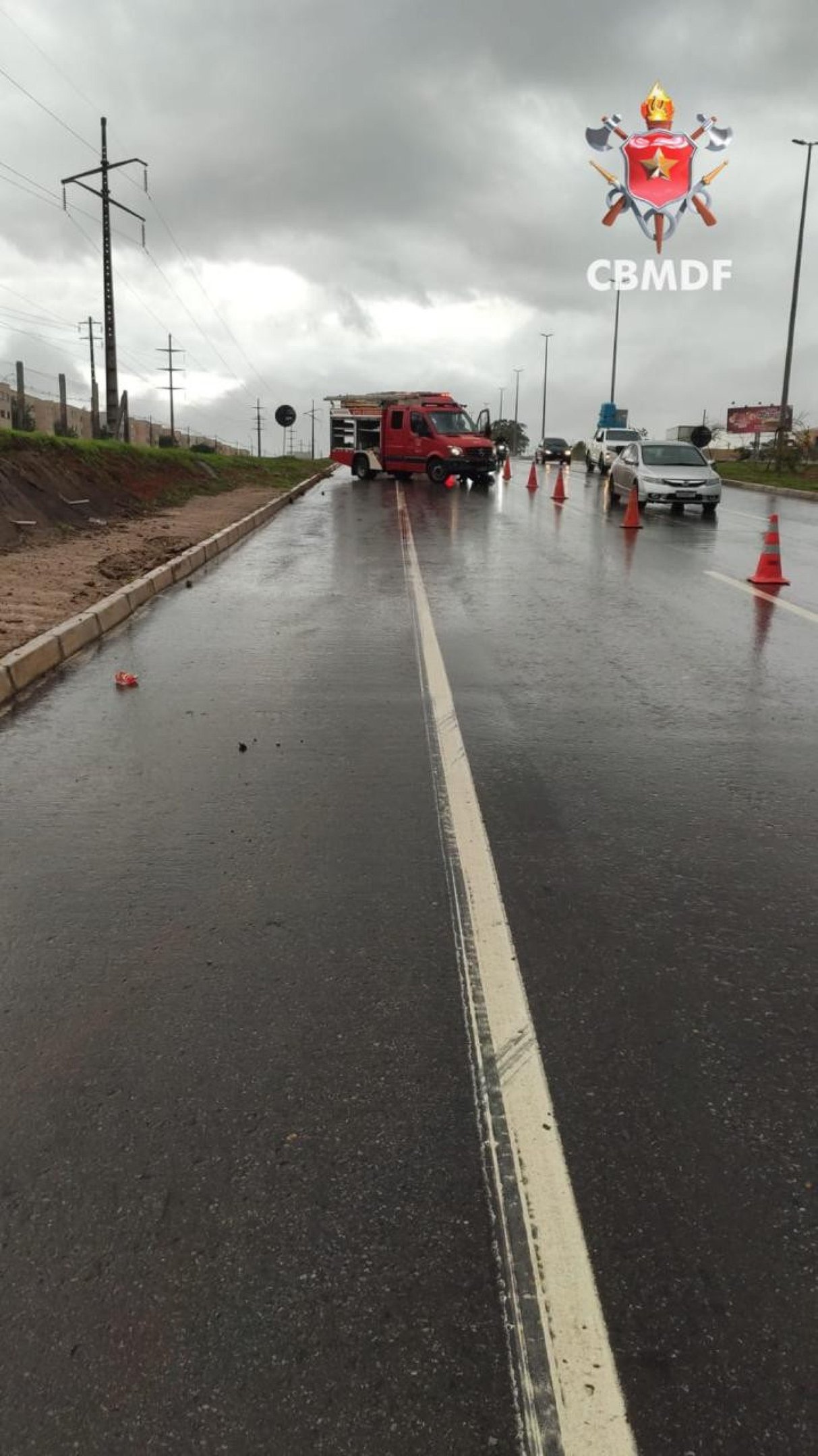 O sinistro mobilizou quatro viaturas do CBMDF para atendimento e a via precisou ser parcialmente interditada