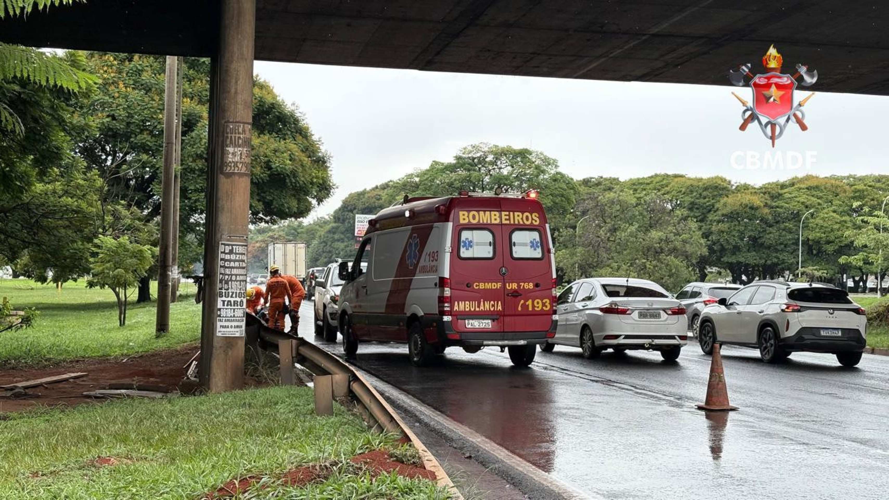 Condutora fica ferida após bater em viaduto na Octogonal