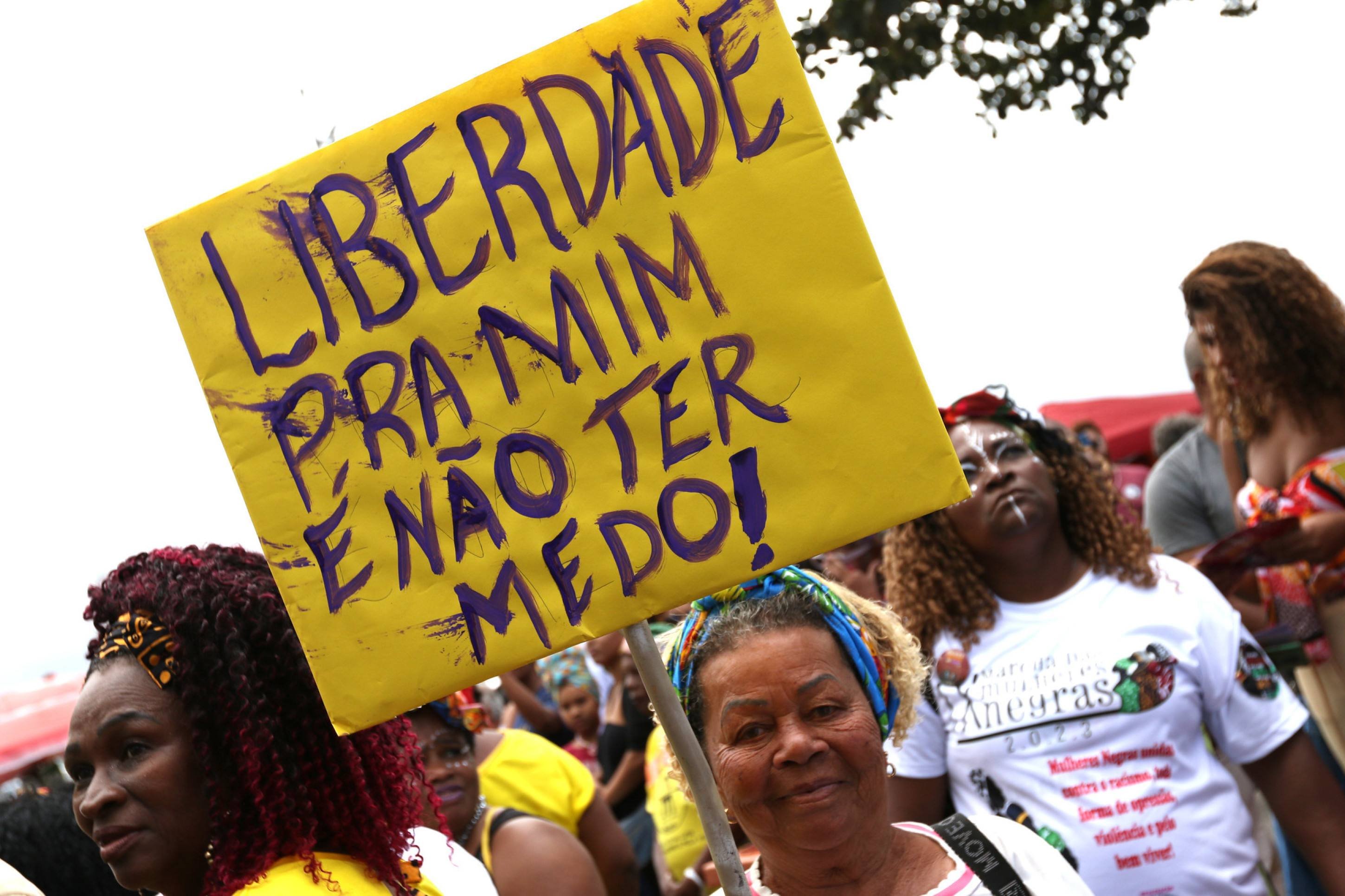  Participantes da IX Marcha das Mulheres Negras do Rio de Janeiro pedem o fim da viol&ecirc;ncia dom&eacute;stica