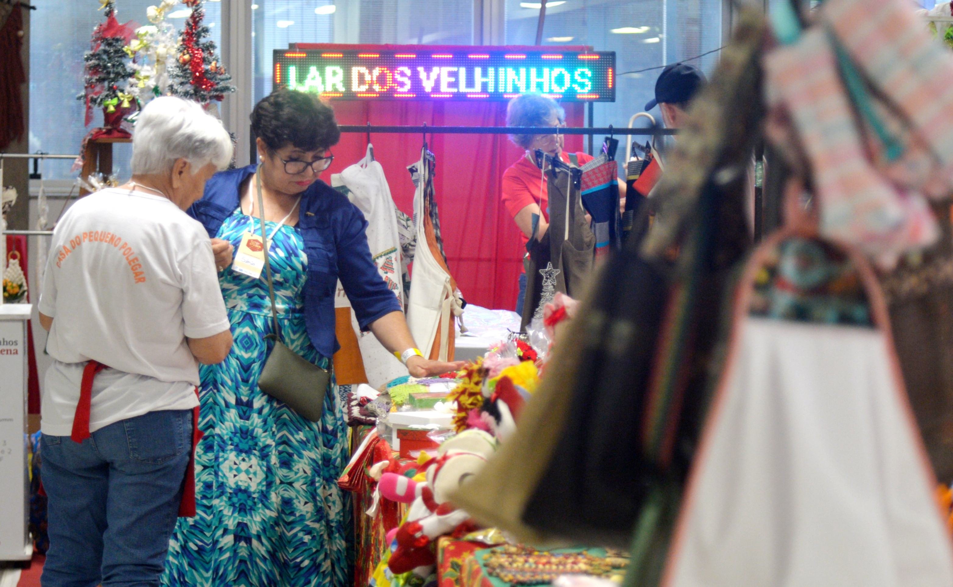 Feira natalina da Casa Azul no Man&eacute; Garrincha arrecada fundos para projetos sociais do DF