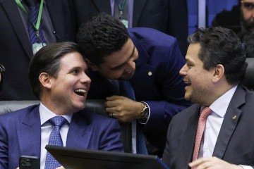Os presidentes da C&acirc;mara, Hugo Motta, e do Senado, Davi Alcolumbre, em conversa animada na sess&atilde;o que derrubou vetos ao PL da Devasta&ccedil;&atilde;o -  (crédito:  Fotográfo/Agência Brasil)