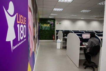 Decreto publicado nesta quarta-feira (11/2) fortalece o Ligue 180, amplia canais 24h e integra a rede de proteção às mulheres -  (crédito:  Marcelo Camargo/Agencia Brasil)