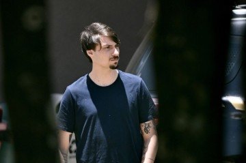 O vereador Jair Renan, filho 04 de Bolsonaro, levou revistas de palavras cruzadas para o pai preso na PF -  (crédito:  AFP)