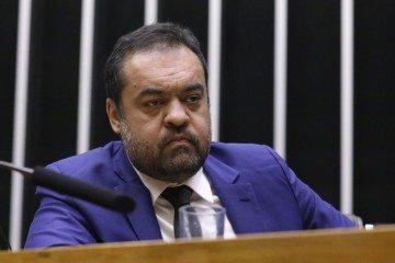 A ausência foi comunicada previamente à comissão sob a justificativa de que ele cumpre compromissos oficiais fora do país -  (crédito: Kayo Magalhães/Câmara dos Deputados)