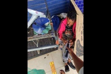 Jovem entrega facas a moradores de rua e posta o vídeo na internet -  (crédito: Divulgação/Redes Sociais)