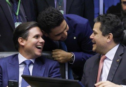 Os presidentes da C&acirc;mara, Hugo Motta, e do Senado, Davi Alcolumbre, em conversa animada na sess&atilde;o que derrubou vetos ao PL da Devasta&ccedil;&atilde;o -  (crédito:  Fotográfo/Agência Brasil) -Os presidentes da C&acirc;mara, Hugo Motta, e do Senado, Davi Alcolumbre, em conversa animada na sess&atilde;o que derrubou vetos ao PL da Devasta&ccedil;&atilde;o -  (crédito:  Fotográfo/Agência Brasil)