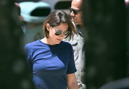  Michelle Bolsonaro, wife of former Brazilian president Jair Bolsonaro, leaves the Federal Police headquarters where Bolsonaro is being held, in Brasilia, on November 27, 2025. President Luiz Inacio Lula da Silva said on November 26 that Brazil had given the world a lesson in democracy after his predecessor Jair Bolsonaro was jailed for a failed coup attempt.   -  (crédito: Evaristo Sa / AFP) - Michelle Bolsonaro, wife of former Brazilian president Jair Bolsonaro, leaves the Federal Police headquarters where Bolsonaro is being held, in Brasilia, on November 27, 2025. President Luiz Inacio Lula da Silva said on November 26 that Brazil had given the world a lesson in democracy after his predecessor Jair Bolsonaro was jailed for a failed coup attempt.   -  (crédito: Evaristo Sa / AFP)