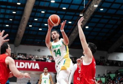 Léo Meindl anotou um duplo-duplo com 12 pontos e 10 rebotes na vitória brasileira. - (crédito: Foto: FIBA) Léo Meindl anotou um duplo-duplo com 12 pontos e 10 rebotes na vitória brasileira. - (crédito: Foto: FIBA)