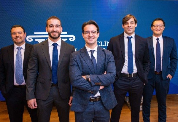 Da esquerda para a direita: Dr. Mânlio Tasso, ortopedia; Dr. Guilherme Meiçó, ortopedia; Dr. Victor Giacomini, ortopedia; Dr. Rafael Gomes, intensivista; e Dr. Fábio Nishimori, ortopedia -  (crédito:     )