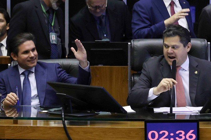 Os presidentes da Câmara, Hugo Motta, e do Senado, Davi Alcolumbre, na sessão do Congresso que impôs mais uma derrota ao Palácio do Planalto -  (crédito:  Fotográfo/Agência Brasil)