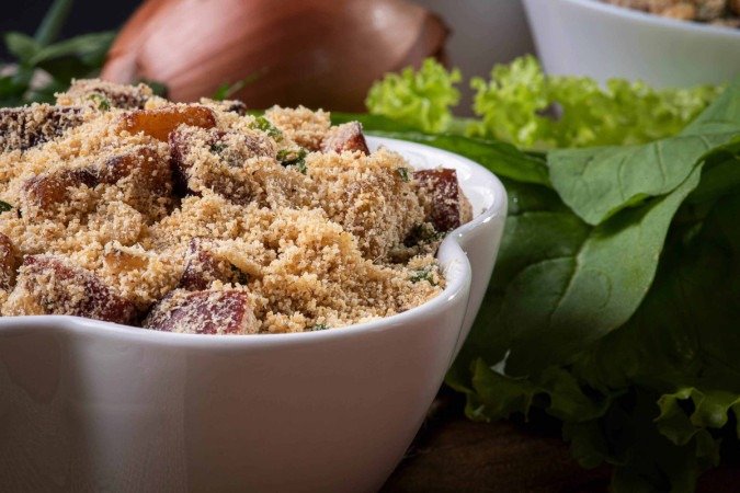 Farofa de bacon ao alho (Imagem: flanovais | Shutterstock) - (crédito: EdiCase) Farofa de bacon ao alho (Imagem: flanovais | Shutterstock) - (crédito: EdiCase)